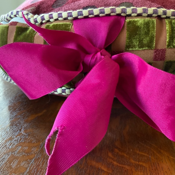 BEAUTIFUL RARE Vintage MacKenzie Childs Round Velvet Pillow with Bow Ribbon Ties - Picture 4 of 12